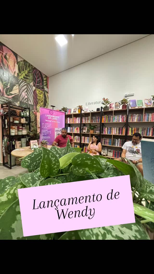 No último sábado, dia 11 de abril, pudemos prestigiar o lançamento de Wendy. Uma adaptação para o teatro infanto -juvenil.🎭
O papo foi gostoso e conhecemos os bastidores da dramaturgia e da construção da peça Wendy.
Nosso agradecimento ao autor, Mário Côrtes @omariocortes e à @cenartes.atelie pela confiança!!
Crédito das imagens: @aresanttos
#livrariaderua #lancamentodelivro