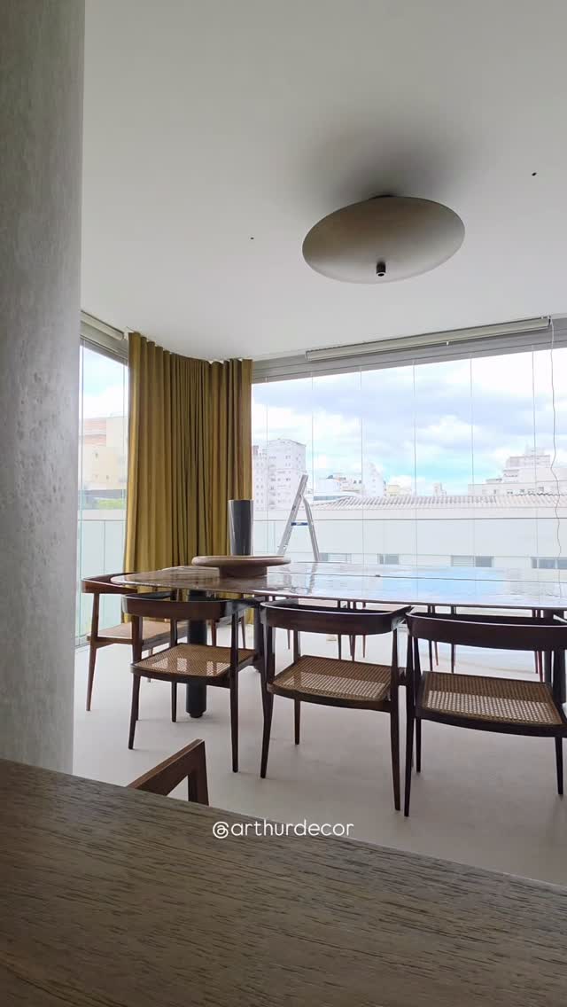 Instalação que exige precisão, técnica e sensibilidade aos detalhes.
As cortinas de tecido modelo Wave acompanham a curvatura do trilho com leveza e caimento impecável, valorizando a arquitetura e reforçando a integração entre forma e funcionalidade.
Um trabalho executado com maestria pela equipe da Arthur Decor, transformando desafios técnicos em soluções elegantes e sob medida.
Arquitetura, movimento e acabamento em perfeita harmonia.
#ArthurDecor #CortinasWave #Arquitetura #DesignDeInteriores #CurvedCeiling InteriorDesign AltaDecoração DetalhesQueFazemADiferença