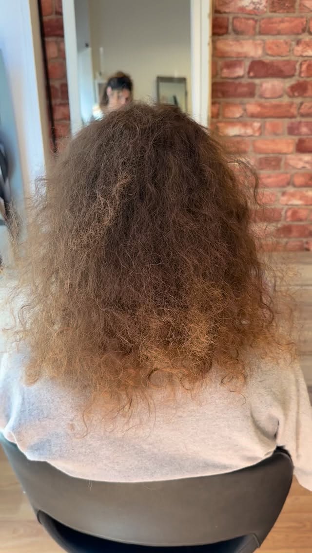 From long hair to a short shaggy look ✂️
Transformation done by @rosanadoeshair
📍Milano, Via Bullona 1
#curlyhair #capelliricci #shagcut #parrucchierimilano #milanhair