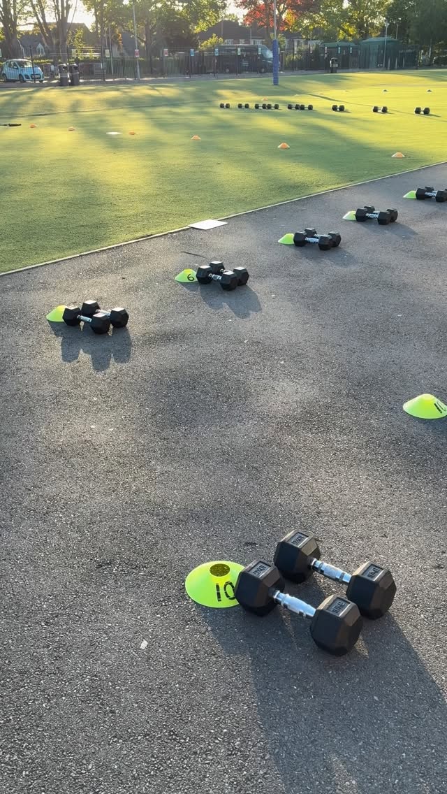 After a rainy start to 2026, April is REALLY delivering 😎😎😎
Imagine finishing work for the day, or being able to escape the dinner time/bed time shift and come HERE instead.
What a fantastic way to end your day!
Building strength, fitness, confidence, and having a good time in the fresh air 🙌