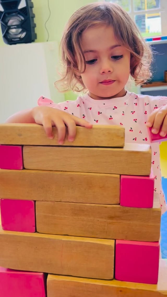 Building with the Montessori pink tower and broad stair is such a beautiful moment of focused learning 🧱Exploring dimension, sequence visual discrimination and laying the foundation of mathematical thinking 🌈#preschool #montessoripreschool #montessorimaterials #education #childlearning