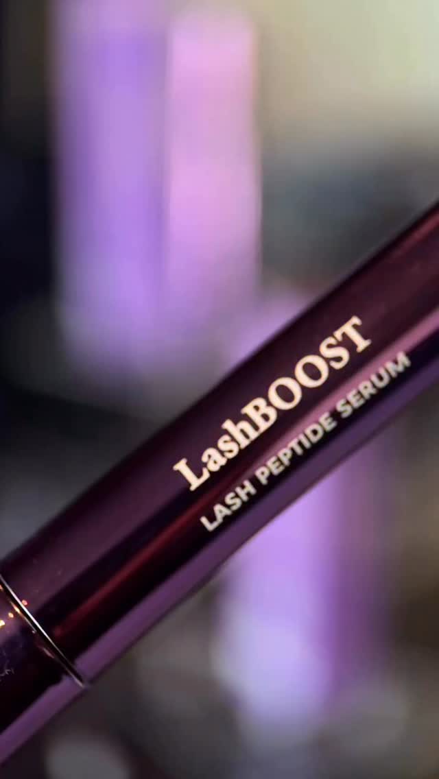 De Elan Lash Booster 💜
Geen wondermiddel voor extreme lengte.. dat ga ik je dus ook niet beloven.
Maar als je merkt dat je wimpers sneller uitvallen of dunner worden, dan werkt dit perfect. Ze worden sterker, blijven beter zitten en ogen daardoor ook voller.
Ook veilig te gebruiken met wimperextensions.
Ik adviseer: elke avond op schone wimpers, langs de aanzet aanbrengen. Kost je een paar seconden.
Wel even consistent gebruiken, anders ga je weinig merken.
Wil je hem proberen, stuur me even een berichtje.
#elanlashbooster #wimperserum #lashcare #wimperextensions #lashes