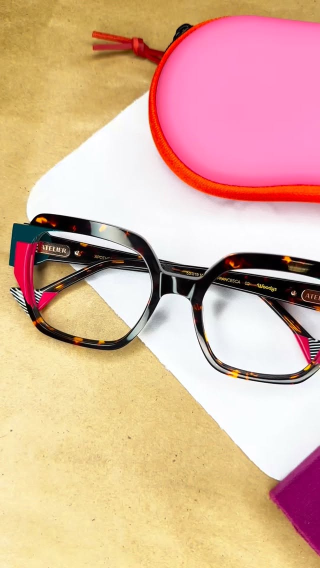 Fashion statement: estilo que fala por si.
Mais do que um acessório, o óculos vira uma declaração de estilo.
O conceito de fashion statement é simples: peças que expressam personalidade, atitude e presença — sem precisar dizer uma palavra.
Armações ousadas, design marcante e impacto visual forte.
Para mães que usam a moda como forma de expressão e transformam qualquer look em algo memorável.
E onde usar? Em todos os momentos que pedem presença:
do trabalho ao almoço de família, de um evento especial ao dia a dia com estilo. Porque quando o acessório certo entra em cena, até o básico ganha protagonismo.
Descubra o modelo que representa você.
Temos 4 lojas em São Paulo à sua disposição.
#FashionStatement #ModaAutoral #EstiloMarcante #FashionStyle #ModaFeminina