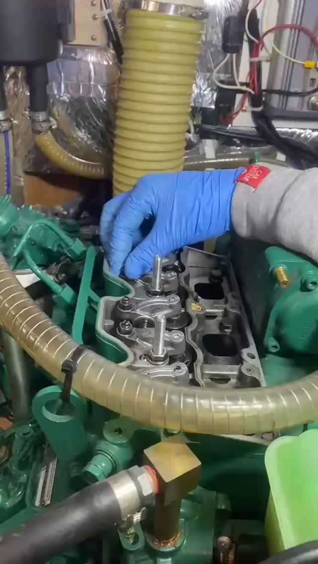 Die meisten Bootseigner glauben, mit Ölwechsel, Filter und Impeller ist es getan.
Gerne vernachlässigt: das Einstellen der #Ventile
Alle 200 Motorstunden sollten dringend die Ventile eingestellt werden.
Sauberer/ruhigerer Motorlauf, Prävention vor Motorschäden durch Ventilaufsetzer, Kraftstoffeinsparung - aktuell auch nicht ganz unwichtig.
#maschine #bootsmotor #yspm #yachtservicepeenemünde