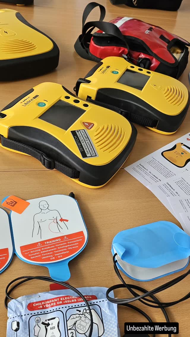🚨 Qualität, die im Ernstfall Leben rettet! 🚨
Stillstand gibt es bei uns nicht! Auch wir bilden uns regelmäßig für euch fort und erweitern stetig unser Equipment. Unser Ziel? Sie und Ihr Team absolut professionell, praxisnah und auf dem neuesten Stand der Medizin auszubilden. 📈💼
Dafür haben wir für jede Zielgruppe das exakt passende Trainings-Equipment am Start:
🟢 Für die Ersthelfer-Ausbildung: Realitätsnahe AED-Trainer, die Laien die Angst nehmen und Sicherheit bei der Reanimation geben.
🔴 Für medizinische Fachkräfte: (Arztpraxen, Pflegeheime & ambulante Pflegedienste) Professionelle AED-Trainer inklusive EKG-Ableitung. Perfekt, um die komplexe Patientenüberwachung bis zum Eintreffen des Rettungsdienstes unter realistischen Bedingungen zu trainieren. 🫀🏥
Wir machen keine halben Sachen und nutzen in unseren Trainings und Kursen ausschließlich professionelles Equipment. Warum? Damit Sie und Ihr Team im Fall der Fälle bestens vorbereitet sind und jeder Handgriff sitzt. Wenn jede Sekunde zählt, macht das Training den Unterschied! ⏱️💪
Wann stand bei euch das letzte Notfalltraining auf dem Plan? Schreibt es uns in die Kommentare oder schreibt uns eine DM für euer nächstes Inhouse-Training! 📩👇
www.notfallmanagement.nrw
#erstehilfe #arzt #arztpraxis #pflegedienst #pflegeheim