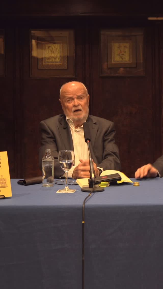 O pasado xoves o maxistrado emérito do tribunal supremo José Antonio Martín Pallín presentou o seu libro 'Visto para sentencia' na Fundación Araguaney 📍
Xunto con @antonlosada falaron da importancia da transición democrática no marco xudicial, o papel dos xuíces e a regulación de casos de ámbito político.