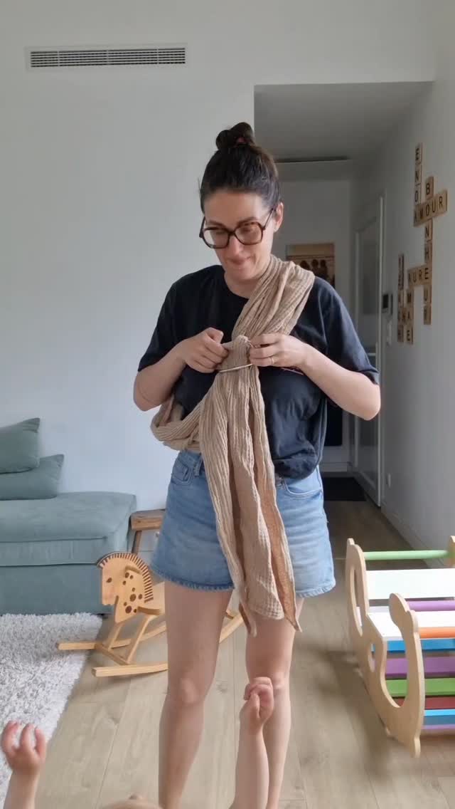 Le sling dans le dos, c’est pas réservé aux “expertes”.
Comme tout, ca demande un peu de technique et de pratique, mais si j y arrive. Tu peux y arriver !
Si tu veux être guidée pas à pas, tout est dans mon offre “Porter en sling”
Commente " sling " si tu veux recevoir le lien directement