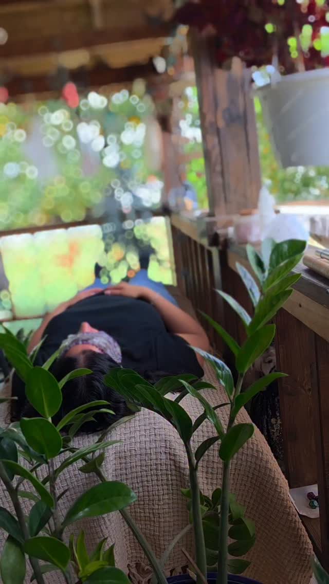 Las limpiezas energéticas no son solo para cuando “sentimos algo pesado”. Muchas veces confundimos lo emocional con lo espiritual… pero ambas cosas también necesitan atención 🌱
El cuerpo se carga: de cansancio, de emociones, de procesos… y liberar eso nos da claridad, dirección y paz para tomar decisiones.
¿Cuándo es buen momento para una limpieza? Al cerrar ciclos, después de una enfermedad, en mudanzas, rupturas, sobrecarga laboral o procesos emocionales intensos.
Pero lo más importante es reconocer: ¿qué estás sosteniendo hoy?
En Yerbajos trabajo cada proceso de forma consciente, utilizando cuencos, rezos, imposición de manos, ungüentos, aceites para ungir el cuerpo y mist de la perfumería.
Todo con intención. Todo con propósito. Todo hecho por mis manos.
Mist Botánicos utilizados: Moon Water (para elevar nuestra fuerza femenina) y Citrus Bloom en combinación para elevar la vibración ✨