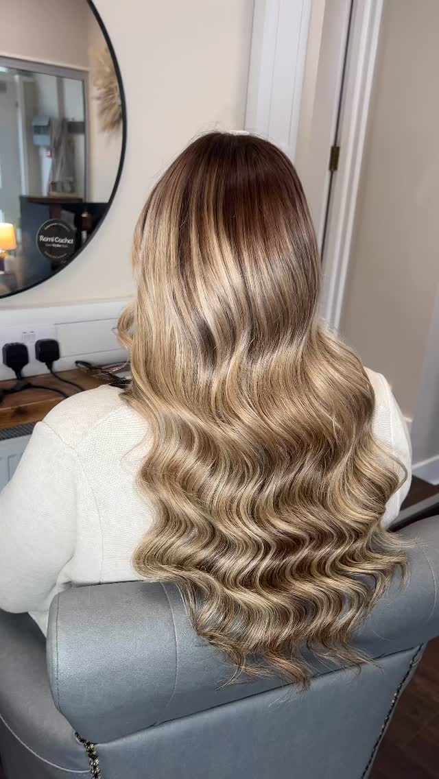 O B S E S S E D 👏🏻
This beautiful blend has been created with 9/613 and 4-18 with root stretch, 20 inches and curled to perfection.
@remicachet @rcsuperstylists2026
#remicachet #hairextensions #awardwinning