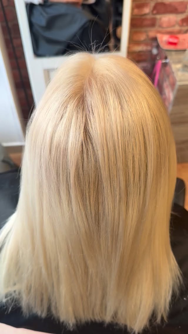 Scalp bleach to achieve a blonde all over look 😍👩🎨 we have to say @rosanadoeshair nailed it👌
📍Milano, Via Bullona 1
#blondehair #scalpbleach #capellibiondi #parrucchierimilano #hair