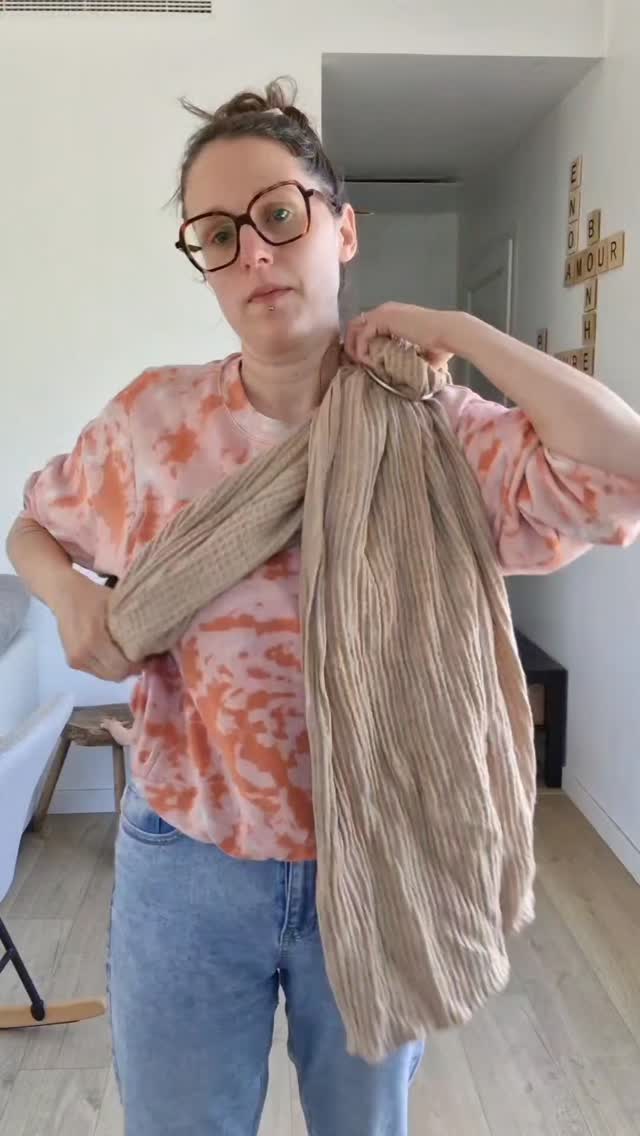 Peut etre n as tu jamais entendu parler de la bascule en sling ?
Et pourtant, c'est un sacré game changer.
Un bébé bien positionné, un dos soutenu, un portage confortable…
ça ne tient pas à un seul geste, mais à plein de petits ajustements comme celui-ci.
C’est exactement ça, le sling :
pas compliqué… mais précis.
Et une fois que tu comprends ces détails, tout devient beaucoup plus simple.
Et si tu veux les maîtriser sans te prendre la tête, mon offre “Porter en sling” t’accompagne pas à pas.
Commente "sling" pour recevoir le lien directement.
