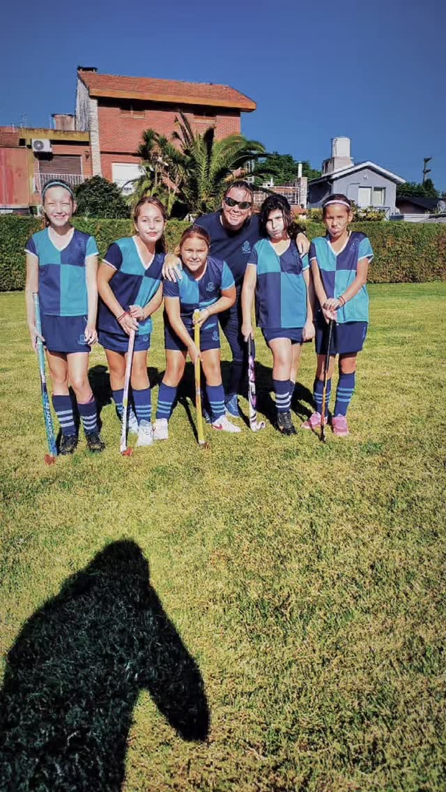🏑🏉 Hockey and Rugby Tournament – Year 4
We were delighted to share another fantastic day of sporting fixtures with San Patricio Luján, New Zeland and Aberdare.
Once again, our pupils took part in an experience that fosters teamwork and a spirit of fair play.
Congratulations to all the children for their commitment and enthusiasm. Special thanks to the staff who coordinated every detail.
——————
🏑🏉 Encuentro de Hockey y Rugby – 4° grado
Compartimos una nueva jornada de encuentros deportivos junto a San Patricio Luján, New Zeland y Aberdare. @sanpatriciodelujan @newzealandpacificschool @aberdare_college
Un año más en el que nuestros alumnos vivieron esta experiencia que fortalece el compañerismo y la sana competencia.
¡Felicitaciones a todos los chicos por su compromiso y entusiasmo! Una mención especial para los docentes que coordinaron cada detalle.
#StHildas #College #Sports #Rugby #Hockey