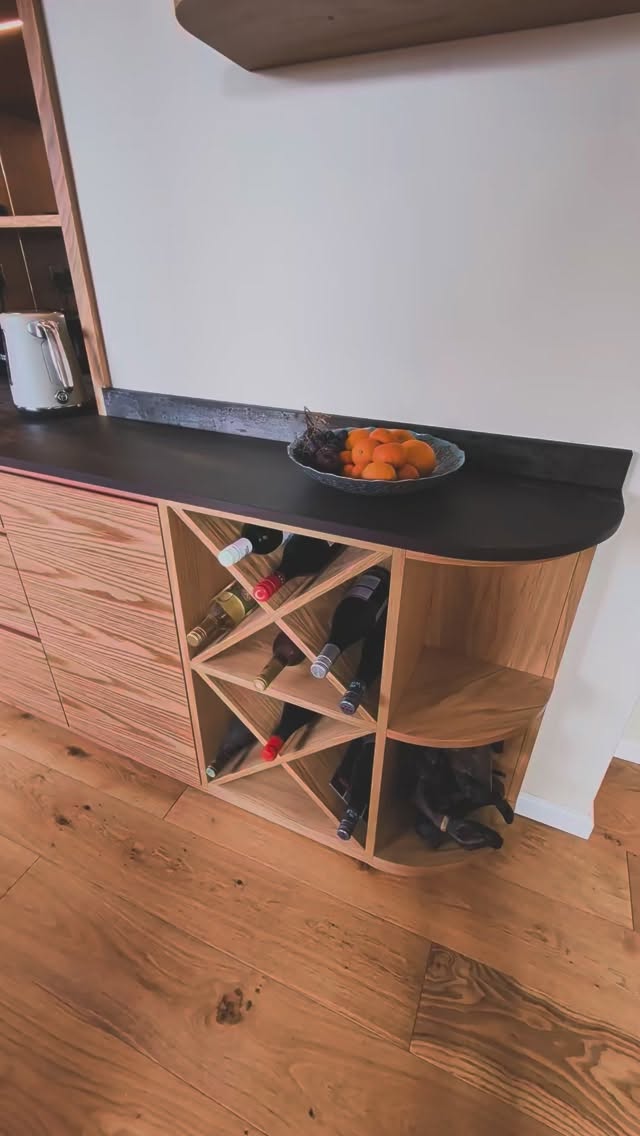 A recent kitchen project from Inwood Design.
-Hand veneered grain matched Oak doors
-Handleless finger pull details
-Solid Oak dovetail drawers with bespoke inserts
-Dekton Worktops
-Oak veneered cabinets
-Spray finished doors in @farrowandball Red Earth
-Top quality appliances
-LED lighting
#bespokedesign #bespokekitchens #fittedfurniture #interiordesign #kitchendesign