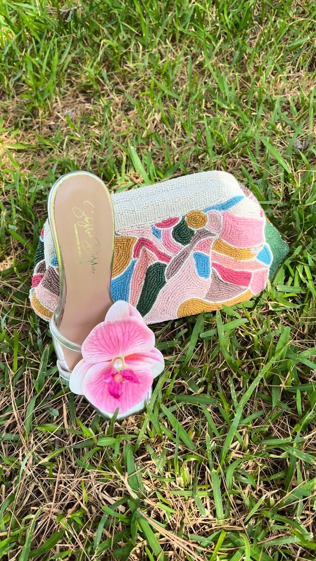 Bloom into your most elegant self 🌸
Not just a look… a feeling.
#LuxuryStyle #ResortWear #EffortlessElegance #FloralDress #SummerMuse