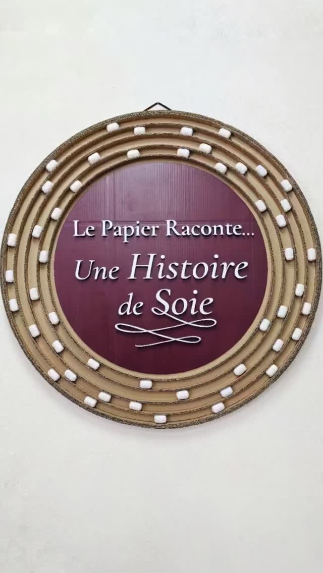 C'était ce matin le vernissage d'une superbe expo sur le thème de la route de la soie. "Le papier raconte une Histoire de soie"
Bravo aux 4 artiste pour ces 4 années de travail, recherches, créations pour nous révéler le papier autrement.
Je suis fière d'y avoir participé en tant que
- graphiste avec la réalisation du site internet
- photographe (vous retrouverez certaines de mes photos en ventes en cartes postales)
-artiste, puisqu'une de mes créations fait partie du mur de mémoire
Bravo pour cette exposition incroyable que vous retrouverez également sur d'autre mieux durant les années à venir.
@blaiseanny
@suhail_papermywishes
@shasha.shaikh
@pascalebernalacour
Actuellement au Domaine des Clévos, @lesclevos (Étoile sur Rhône) jusqu'au 25 mai 2026.
Plus d'informations sur le site internet
Lepapierraconte.com
#lepapierraconte
#laroutedelasoie
#expositionpapier
#artdupapier
#histoiredesoie