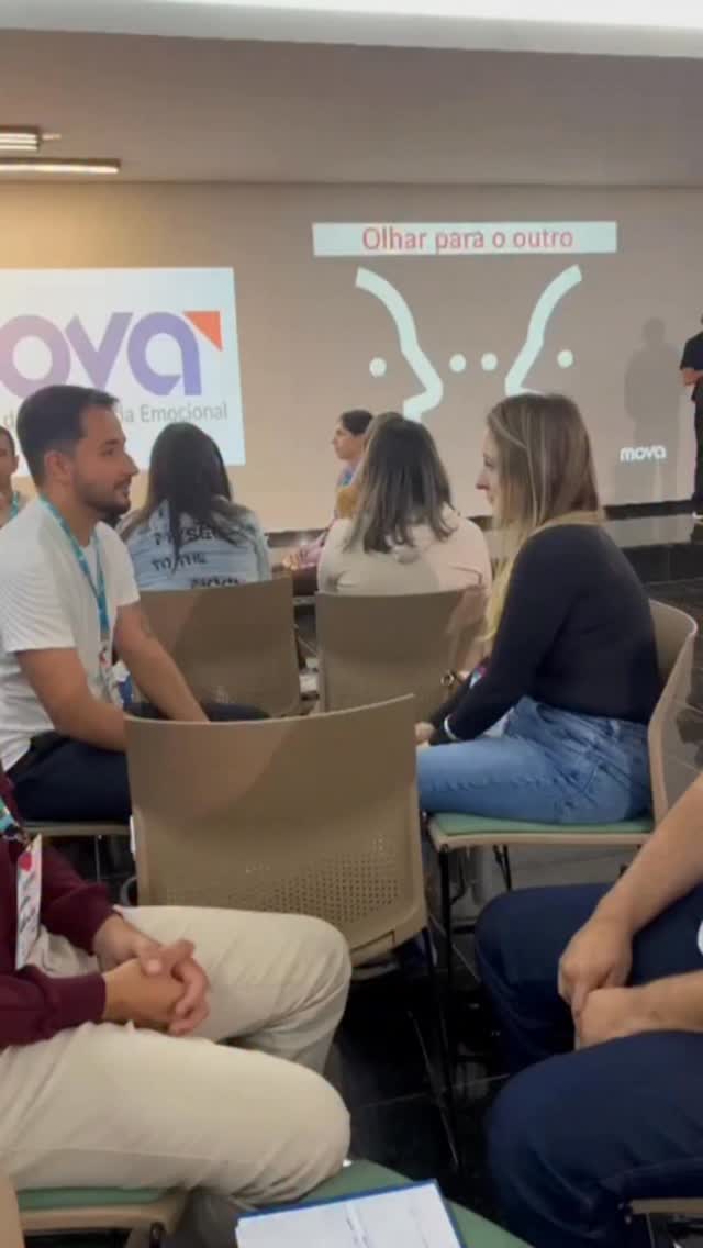 A 13ª edição do MOVA terminou…
mas aquilo que vivemos ali continua ecoando dentro de muitas pessoas.
E talvez seja exatamente isso que mais me emocione.
Porque o MOVA nunca foi apenas sobre liderança corporativa.
Sempre foi sobre consciência.
Sobre pessoas que decidiram olhar para si antes de olhar para resultados.
Sobre líderes que entenderam que gerir pessoas exige muito mais do que técnica… exige presença, responsabilidade, humanidade e coragem.
Hoje, meu coração transborda de gratidão.
Gratidão por cada história compartilhada.
Por cada lágrima silenciosa.
Por cada abraço verdadeiro.
Por cada pessoa que saiu dali decidida a recalcular rotas, melhorar relações, reconstruir vínculos e liderar de forma mais consciente.
E o mais bonito de tudo isso…
é saber que o impacto não para nas empresas.
Ele chega nas famílias.
Nos filhos.
Nos casamentos.
Nas amizades.
Na forma como cada pessoa passa a enxergar a própria vida.
Porque líderes conscientes transformam ambientes.
Mas seres humanos conscientes transformam mundos.
Obrigada por viverem a 13ª edição do MOVA comigo.
Que tudo o que nasceu nesses dois dias continue florescendo dentro de cada um de vocês.
Bora!!!!!