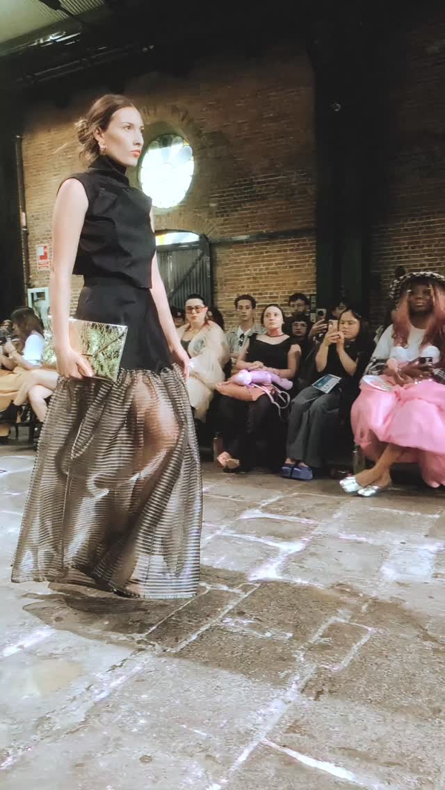 Diseño etéreo, fluidez de movimiento.
Estrato. CRFW 2026.
#Estrato #EveValverdeAtelier #LujoSostenible #CRFW #HandPainted