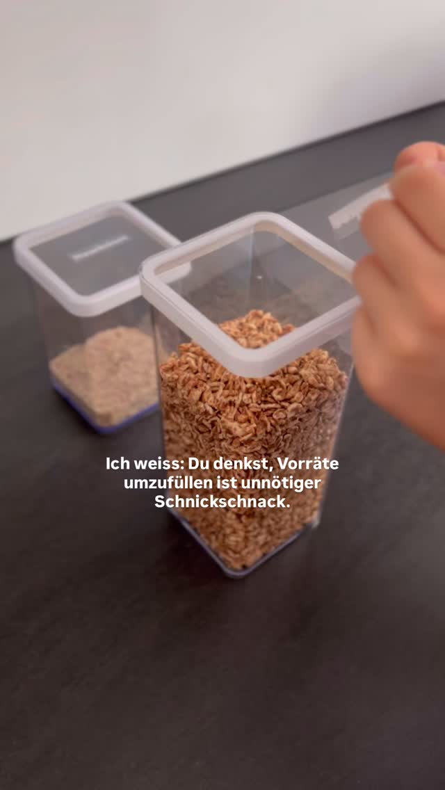 Vorräte umzufüllen hat sooo viele Benefits💫��Erstens.
Du siehst viel besser, was du besitzt.
Schlussfolgerung: du kaufst bewusster ein, kaufst nicht unnötig und bist schneller im Einkaufsliste schreiben.
Zweitens.
Besserer Schutz vor Lebensmittelmotten (Behälter schliessen luftdicht).
Dann:
Ruhigeres Gesamtbild = weniger Stress für dein Nervensystem.��Glaubst du nicht? Dann hast du es noch nicht ausprobiert.
Letzter Punkt (für heute): DAS GEFÜHL wenn du den Vorratsschrank öffnest. Schultern sinken, pure Erleichterung.
Wieso?
Dein Gehirn liebt klare Strukturen. Und die gibst du ihm mit diesem neuen glow up.
Du brauchst professionelle Hilfe bei all deinen Küchenschubladen?
Ich helfe dir gerne 💫
.
.
.
.
.
.
home organizing | decluttering | familienalltag | ordnungssysteme | ordnung schaffen | schweiz | aufräumhilfe | bern | organisieren | kleiderschrank | aufräumen | thehomeedit
#thun #loslassen #minimalismus #mariekondo #ordnungstipps