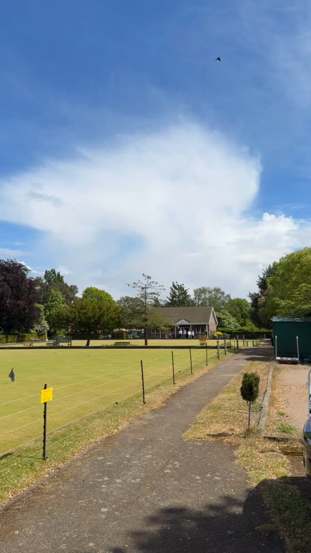 What is this crazy weather? Sunshine and hail?!! On Thursday we played a friendly match with the friendliest club: Finchley Victoria. We stopped briefly for the hail downpour, although some hardcore players bowled through it! Final result, with PHBC winning on all three rinks was 58:37 👏
#parliamenthillbowlsclub #lawnbowlsforlife #thatshowweroll #hampsteadheath #parliamenthill