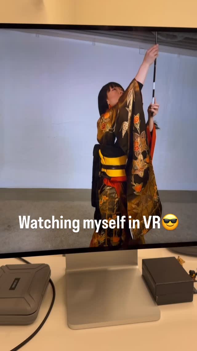 This video was filmed by my friend Dane Christensen @danskerdane 👏
I’m watching myself through a VR headset — seeing my own presence from the outside.
There’s something strange about it.
Not just “watching a video,” but observing myself as if I’m both the subject and the viewer.
A small shift in perspective, but it changes the way I relate to myself🤨
Dane is a filmmaker and digital storyteller exploring Augmented Reality and Virtual Reality, connecting history and landscape by placing past visuals into the present — often using tools like the Apple Vision Pro😊
#applevisionpro #vrheadset #japanesedance #geishafashion #kimonofashion