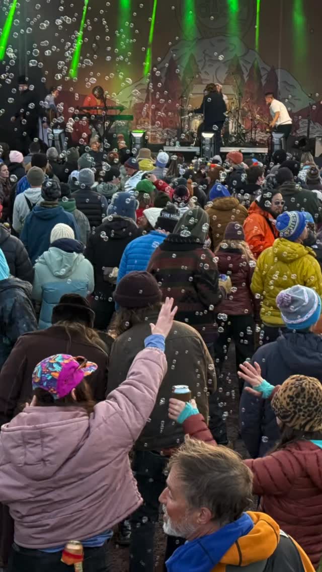 Last day for 🎶 at RendezVan @mtbachelor 🎿Rad evening with @kitchendwellers and @the502s and today keeps rolling with @horseshoeshandgrenades and @andyfrasco ☀️