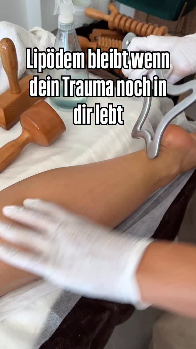 Trauma im Körper & das Lymphsystem
Der Körper speichert, was wir nicht verarbeiten.
Emotionen, Stress und alte Erlebnisse setzen sich tief im Gewebe fest oft unbewusst.
Das Lymphsystem ist eines der wichtigsten Systeme für Reinigung und Fluss.
Wenn es blockiert ist, fühlen wir uns schwer, müde oder innerlich gestaut.
Durch Berührung, Bewegung und bewusste Arbeit am Körper kann sich dieser Stau lösen.
Der Körper beginnt loszulassen nicht nur physisch, sondern auch emotional.
Heilung passiert dort, wo wir wieder anfangen zu fühlen💫
#lipödem#lymph #lymphödem #lymphaticdrainage #madero