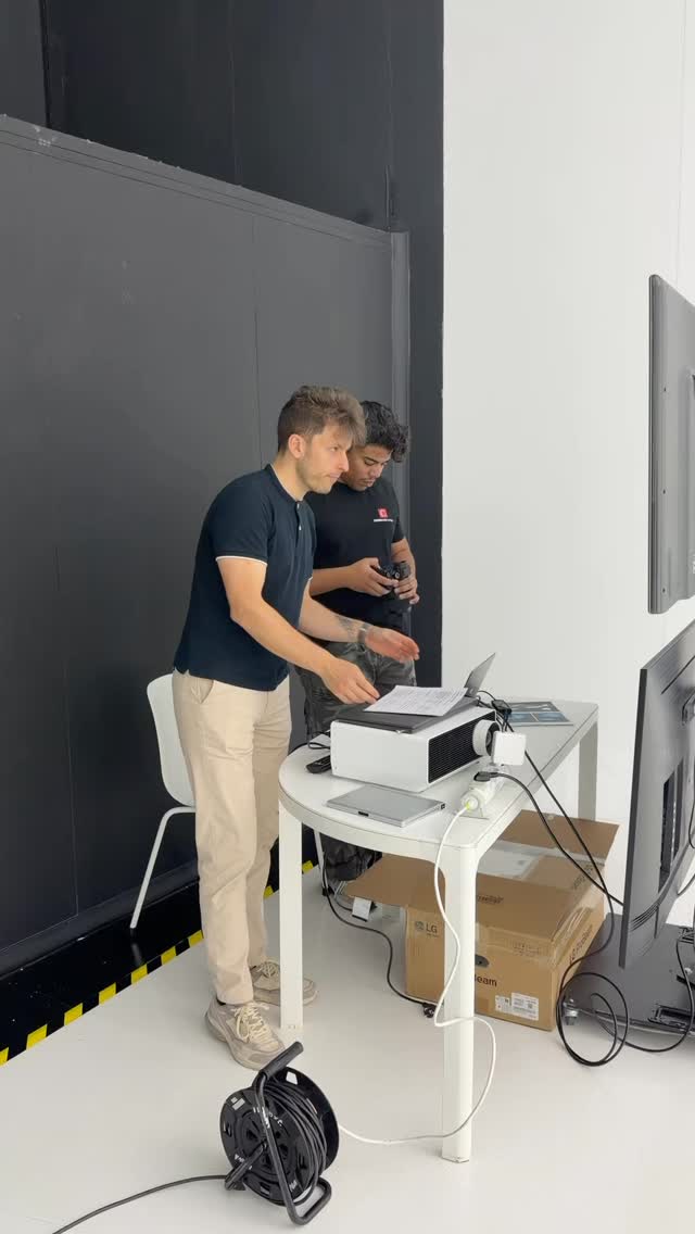 Spoiler: tu coche se merece algo mejor que una foto de catálogo.
En INFOVA Visual Works trabajamos para que cada imagen haga justicia al producto.
Platós equipados, tecnología de última generación y un equipo que que cuida cada detalle.
- ¿Shooting publicitario? Sí.
- ¿Contenido para redes? También.
- ¿Alquilar el plató para tu propia producción? Por supuesto.
Cuéntanos qué necesitas por DM y te pasamos presupuesto.