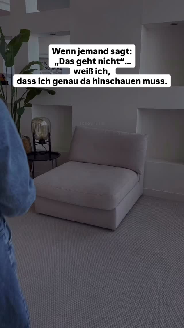 Ich weiß nicht, wer dir beigebracht hat, dass du dich kleiner machen sollst, als du bist.
Aber ich weiß eins:
„Das geht nicht“ ist selten eine Wahrheit.
Es ist meistens Angst.
Angst vor Veränderung.
Angst vor Verantwortung.
Angst davor, wirklich zu wachsen.
Und genau da liegt dein Unterschied:
👉 Hörst du drauf
👉 oder gehst du trotzdem los?