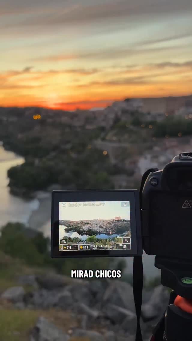 La semana pasada estuvimos en uno de esos lugares que nunca fallan: el Mirador del Valle, en Toledo.
Allí trabajamos una técnica que siempre sorprende: el HDR (alto rango dinámico). ¿En qué consiste? Muy sencillo: realizamos varias fotografías (en este caso cinco) con diferentes exposiciones para después combinarlas en edición, utilizando herramientas como Lightroom o Photoshop.
¿El resultado? Una imagen mucho más cercana a cómo vemos realmente la escena con nuestros ojos.
Porque hay situaciones —como un atardecer— donde nuestra cámara no es capaz de exponer correctamente el cielo y el suelo al mismo tiempo. Sin embargo, nuestro ojo sí lo hace de forma natural. El HDR nos permite precisamente eso: recuperar toda esa información y construir una imagen equilibrada, rica en detalle y con una atmósfera espectacular.
Técnica + lugar + luz = magia.
#tipsdefotografia #clasesdefotografia #fotoscreativas #toledo