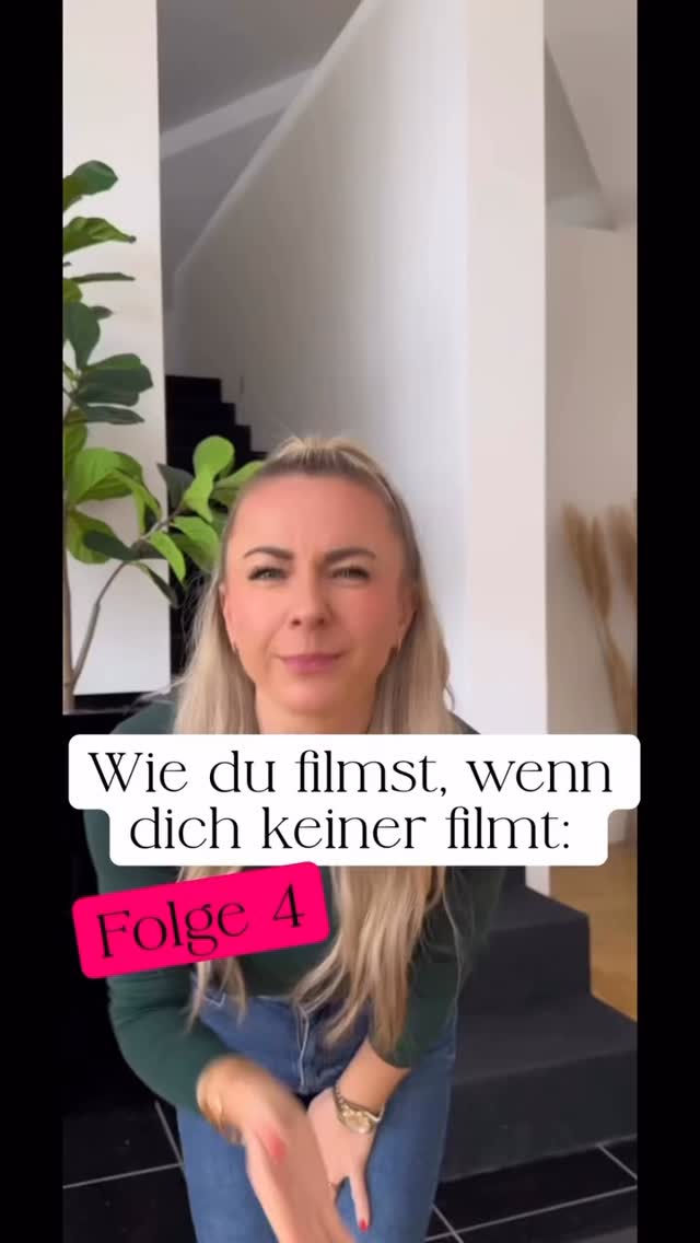 Bevor wir in die entscheidenden Gedanken eintauchen freue ich mich riesig, wenn du das Reel teilst, likest oder kommentierst einfach als Zeichen, dass es dir hilft ✨denn genau das ist meine Aufgabe hier 🔥❤️😘
Ok los gehts:
Hast du dir schon mal bewusst gemacht,
dass du heute nur ein einziges Gerät brauchst,
um 100. Menschen zu erreichen, die genau so denken wie du?
Und trotzdem hält dich etwas zurück.
Nicht, weil du nicht genug weißt.
Sondern weil du dich nicht traust, dich wirklich zu zeigen.
Viele Frauen, die zu mir kommen, sagen:
„Ich weiß eigentlich, was ich kann … aber ich fühl mich vor der Kamera unsicher.“
„Ich hab Angst, nicht gut anzukommen.“
„Ich will nicht aufdringlich wirken.“
Und genau dadurch bleibst du unsichtbar
für die Menschen, die dich eigentlich brauchen würden.
Sichtbarkeit ist kein Talent.
Sie ist eine Entscheidung.
Eine Entscheidung, dich nicht länger zu verstecken.
Denn wenn du beginnst, dich zu zeigen, so wie du bist,
ziehst du nicht alle an.
Sondern genau die Richtigen.
Menschen, die deine Werte teilen.
Deine Energie fühlen.
Und mit dir arbeiten wollen, weil sie dir vertrauen.
Und plötzlich fühlt sich Business nicht mehr schwer an.
Sondern klar. Voller Leichtigkeit. Stimmig. Awwww einfach schön 🤩
Wenn du spürst, dass du eigentlich längst bereit bist –
aber noch nicht weißt, wie du sichtbar wirst, ohne dich zu verstellen:
👇
Kommentiere „A,B, oder C“ und wie gehen den nächsten Schritt gemeinsam 😘