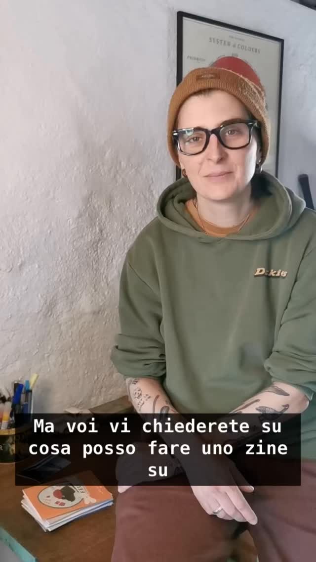 ✨ Uno zine può essere tutto quello che vuoi.
Un piccolo mondo piegato in poche pagine.
Una storia da raccontare, un ricordo da tenere vicino, un regalo che parla davvero di te.
Può essere il tuo viaggio preferito,
la tua famiglia,
il tuo cane,
una lettera che non hai mai mandato,
o anche solo una raccolta di pensieri sparsi.
Non serve essere perfetti.
Serve solo qualcosa che senti.
💌 Tu cosa ci metteresti dentro?
#zine #zinelife #creatività #illustrazione #selfpublishing fattoamano | artistindipendente | storytelling