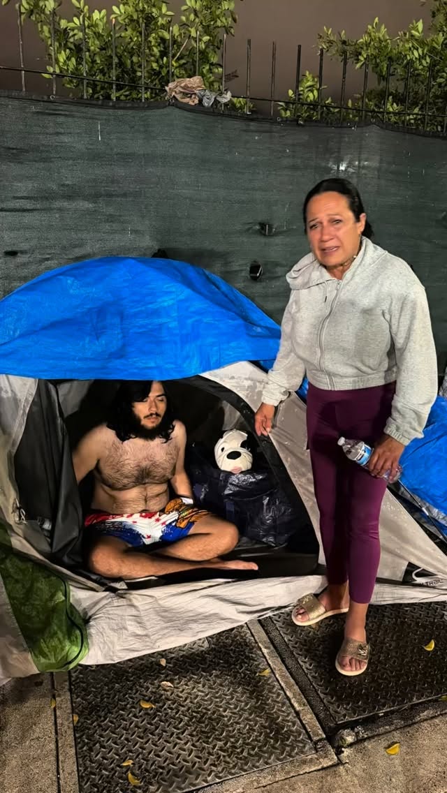 Marisol y Edwin! Viernes de Love Attack y los encontramos en una carpa! No puede ser. Vamos a ser el cambio que queremos ver en el mundo. Con un poco de ayuda se sale adelante. Hoy están empezando de nuevo. Con apoyo. Con cariño. Y con Hermanos de la Calle. Se puede! Hay que ocuparse en lugar de preocuparse tanto… Hoy es el dia para empezar. Vamos por mas! AMDG
#hermanosdelacalle #homeless #endinghomelessness #homelessoutreach