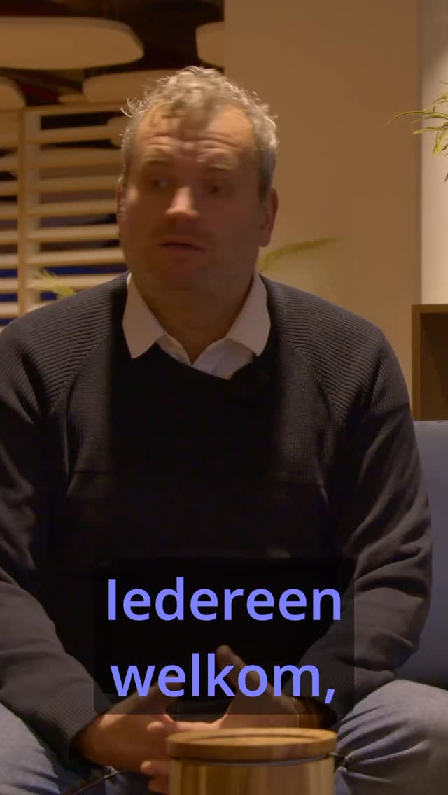 Als je ze unisono ziet zingen op tv in hun sjaals, kan het misschien lijken alsof je als gewone sterveling niet welkom bent in een voetbalstadion. Maar niets is minder waar. Iedereen welkom. En als je bij KAA Gent zou langsgaan, zeg dan zeker maar hallo tegen Quirijn.
Quirijn Pannecoucke is voorzitter van de Supportersraad van KAA Gent, en sprak met mij in de tweede aflevering van Onder Ons over wat het betekent om voetbalsupporter te zijn. Het hele gesprek vind je op YouTube - link in bio!
Artwork door @atelierlou_art
#kaagent #cobw #gantoise