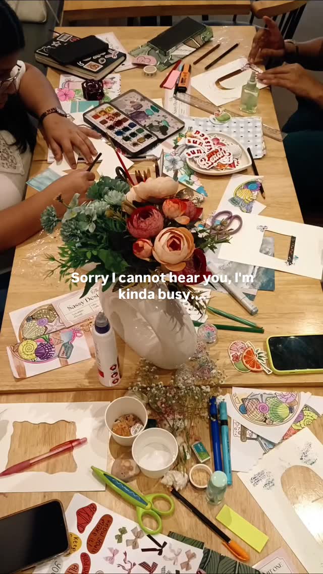 Always busy creating with the girls! 💁🏻♀️🩷🎨✂️
This wasn’t just a workshop… it was a whole experience 💅✨ Creative girlies, sunkissed pages, a perfectly chaotic table & a vibe that just kept getting better 💛✨
.
.
.
.
.
.
Junk Journaling, Workshop, Mumbai, Creative, Crafty, Girlhood, Aesthetic, Sunkissed, Ocean, Sunset, Scrapbooking #junkjournalingworkshop #Mumbai #junkjournaling #crafty #creativeworkshop
