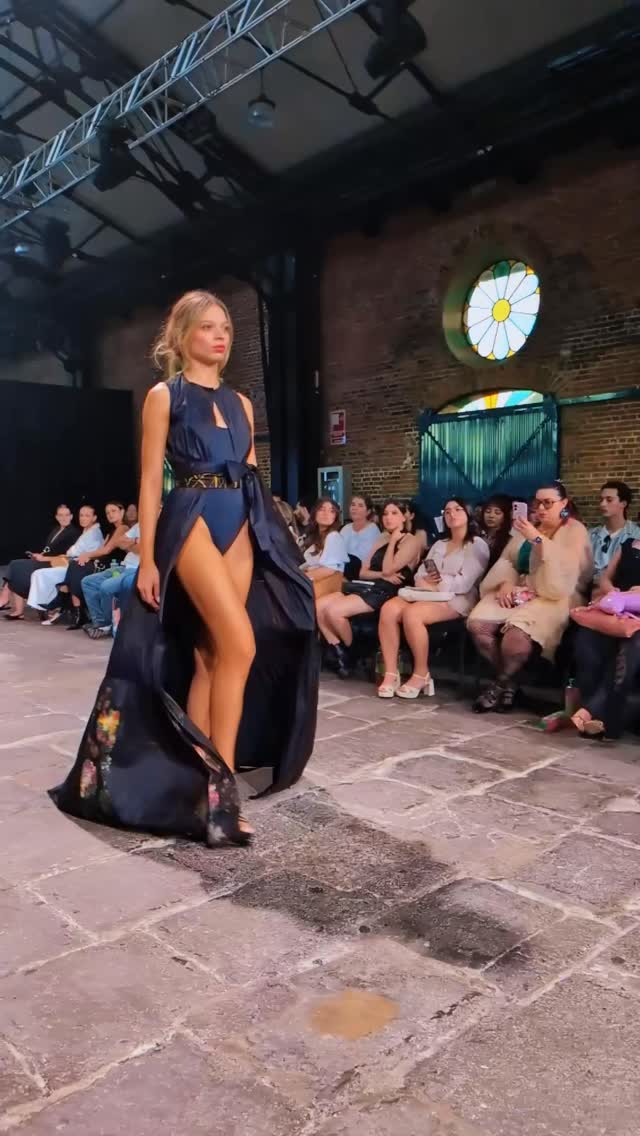 Dance with me darling, just one more time.
Estrato. CRFW 2026.
#Estrato #EveValverdeAtelier #LujoSostenible #CRFW #HandPainted