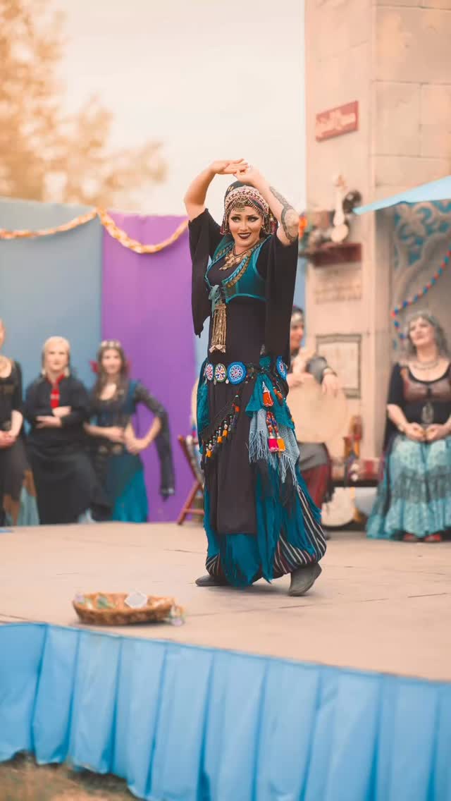 Some of my very first memories of seeing belly dancers as an American were at the #renaissancefaire.
As I got older, I started seeing dancers at music festivals on the East Coast, and later after moving to Los Angeles, at restaurants and local events.
In 2018/2019, I became friends with local fusion dancers and began my real education on what belly dance is.
I was lucky to enter the community during a time when important conversations were happening around cultural appreciation vs appropriation. As someone who grew up biracial in a multicultural family, those conversations mattered deeply to me. While sometimes hard to have its importance is foundational to my belly dance education.
I continued learning dance education with SWANA (Southwest Asia and North Africa) music, meanings, and cultural context and fell in love with it all even more.
I would not have the music, food, or dance I now love without the peoples of the Arab world, and I carry that gratitude with me every time I step on stage.
I can confidently say I’ve really cut my teeth performing at the @renaissancepleasurefaire. It amazes me how many phenomenal dancers have crossed paths through the faire circuit and that I now get to be part of that history too.
This stage was here long before me, and it will be here long after me. I’ll honor it fiercely every moment I stand on it.
I hope you get the chance to see what our new @seraphimarabesque has been creating this season.