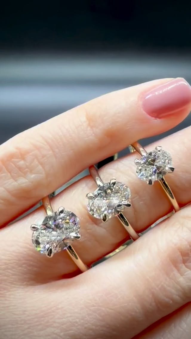 The beauty of choice😍😍
Natural oval-cut diamonds💎
2.0 • 1.5 • 1.0 carats💎
Pure brilliance✨ Effortless luxury💍
💍💎Friday Rocks💎💍
#simonimports #fridayrocks #ovalcutdiamond #naturaldiamond #engagementring