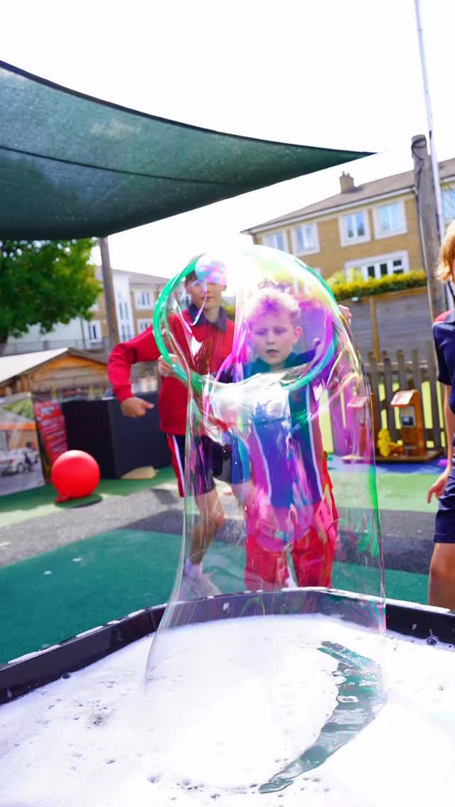 We’re making the most of the sunshine ☀️ Break time = creativity time! From giant circles to wobbly masterpieces, we’re having so much fun creating all kinds of shapes with bubbles using our hula hoops 🫧💫
.
.
.
#fun #bubbles #school #hulahoop #shapes #coedschool #creativity #sunshine #balham #tooting #breaktime