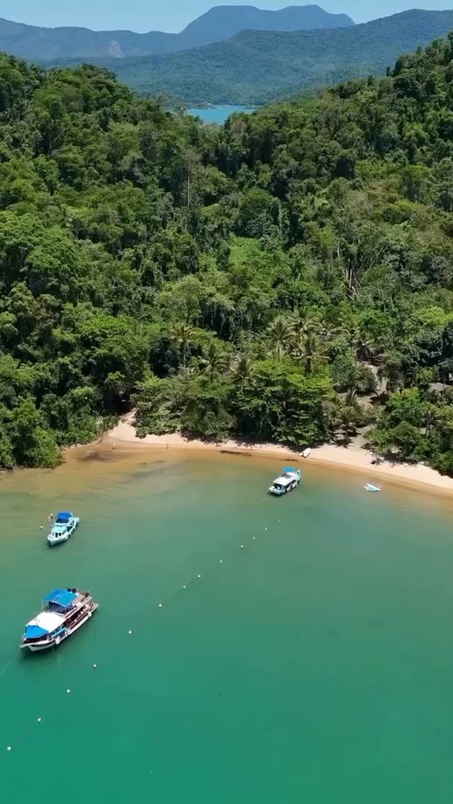 Paraty tem praias que desaceleram o dia, jardins que convidam a ficar mais um pouco e espaços pensados para transformar descanso em experiência.
Na Pousada do Príncipe, cada detalhe acompanha o ritmo da cidade: entre a piscina, o verde ao redor e o conforto dos quartos, a ideia é simples, viver Paraty com calma, conforto e boa localização.
⸻
Paraty is made of beaches that slow down time, gardens that invite you to stay a little longer, and spaces designed to turn rest into an experience.
At Pousada do Príncipe, every detail follows the city’s rhythm: between the pool, the surrounding greenery, and the comfort of the rooms, the idea is simple, experience Paraty with comfort, calm, and the perfect location.
#PousadaDoPrincipe #Paraty #SuaCasaEmParaty #HotelEmParaty #CostaVerde