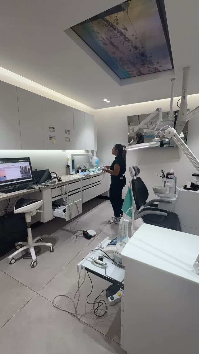 Implant Friday… but make it calm😌
This is not the experience most people expect.
No stress. No pressure. No fear.
Just a space where everything is designed to feel… different.
From the moment you walk in,
every step is explained, every detail is intentional,
and every movement is focused on your comfort.
Because getting a dental implant
shouldn’t feel overwhelming
it should feel safe, smooth… and surprisingly easy.
✨ Dentistry, redefined.
📍 Iconic Smiles