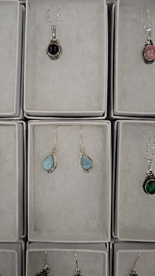 And just like that, all boxed up and ready to go!
#SterlingSilverJewelry
#DangleEarrings
#HandmadeJewelry