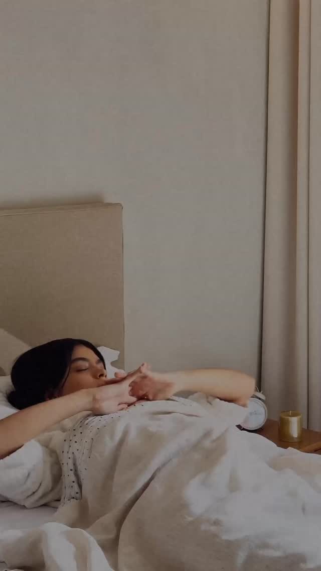 Why choose a therapist for sleep support?
Because your child’s sleep is never just about sleep.
It’s about the way they process the world.
The way they feel safe (or don’t).
The way their nervous system settles… or stays on high alert.
And it’s also about you-
your capacity, your stress, your instincts, your experiences.
Most sleep advice looks at behaviour.
But behaviour is only the surface.
As therapists, we’re trained to see what’s underneath.
We look at:
– emotional regulation
– development and temperament
– family dynamics and attachment patterns
– anxiety, transitions, and lived experiences
We don’t follow rigid plans or push one “right” way.
We build something that actually fits your child and your family.
Rooted in attachment theory and nervous system science, our work isn’t about forcing sleep.
It’s about creating the conditions where sleep can naturally happen.
Because when a child feels safe, understood, and supported…
When the body is making the right things at the right time,
When YOUR baby is supported rather than the “average baby”-
sleep stops being a battle.
And starts becoming something they can move into with ease.
If what you’ve tried hasn’t felt right,
it doesn’t mean you’re doing it wrong.
It might just mean you need a different lens 🤍
#babysleep #toddlersleep #childsleep #sleepconsultantsontario