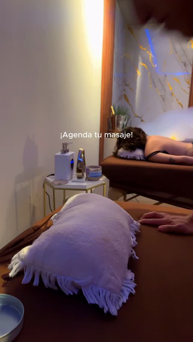 Relájate, suelta y vuelve a ti ✨En The Wellness Company tenemos el masaje perfecto para lo que tu cuerpo necesita:
✨ Masajes Terapéuticos
Descontracturante
Terapéutico (enfocado en dolor muscular)
Deportivo
🌿 Masajes de Relajación
Relajante
Piedras calientes
Aromaterapia
💧 Masajes Corporales / Estéticos
Linfático (drenaje linfático)
Moldeador / reductivo
Tu cuerpo habla… aprende a escucharlo 🤍
📩 Mándanos mensaje y agenda tu cita
#Wellness #Masajes #Relajación #TheWellnessCompany