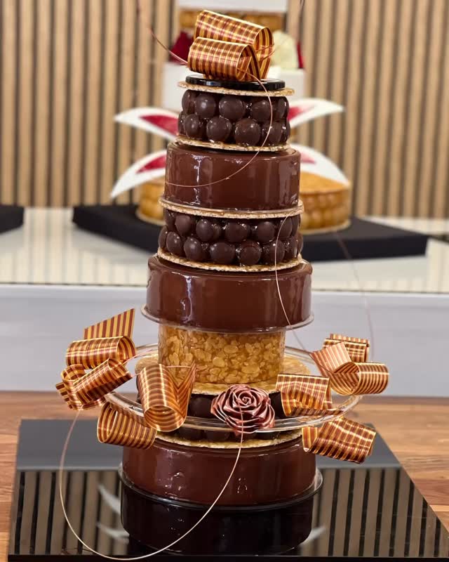 WeddingCroq, en devenir… 💐
Suite à une parenthèse précieuse a @coursdepatisserieecole lors d’une masterclass avec le talentueux Jean-Philippe Walser, que je remercie du fond du cœur, une nouvelle inspiration prend doucement vie.
Je m’apprête à imaginer des pièces montées où la délicatesse du wedding cake à la française rencontre la poésie du croquembouche… Des créations inspirées, mais toujours réinterprétées avec sensibilité, pour rester fidèles à mon univers.
Pour vos mariages 2027, je créerai des pièces uniques, entièrement personnalisées, pensées avec élégance et douceur, comme une signature qui vous ressemble 🤍
Parce que les plus beaux instants méritent une touche d’exception…
#weddingcroq #piecemontee #weddingcakefrancais #croquembouche #mariage2027
—
WeddingCroq, in the making… 💐❤️
After a precious and inspiring masterclass with the talented Jean-Philippe Walser, a new creative chapter is gently unfolding.
I’m now envisioning pièces montées where the refinement of French-style wedding cakes meets the poetry of the iconic croquembouche… Creations inspired by this experience, yet always reinterpreted with my own sensitivity and signature style.
For your 2027 weddings, I will craft elegant, bespoke and one-of-a-kind pieces, designed with softness and intention 🤍
Because the most beautiful moments deserve something truly exceptional…
