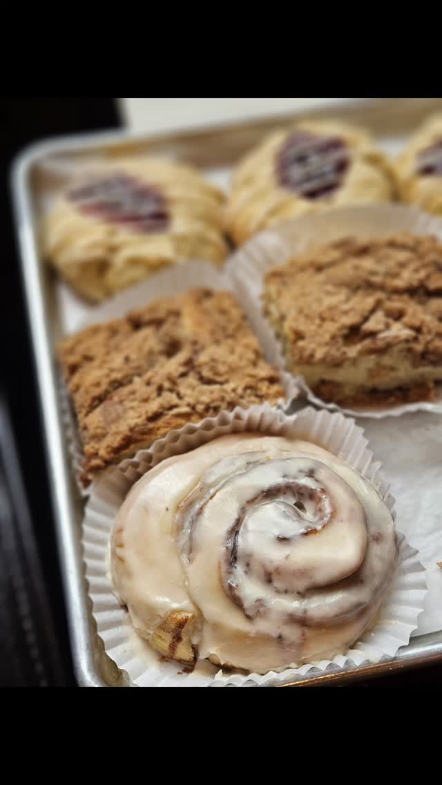 Its Breakfast themed in the bakery case!!
CUPCAKES:
š«Double Chocolate
š§Funfetti
ā¤ļøRed Velvet
š¾Champagne Cream Cheese Berry
šCinnamon Roll Maple
āļøCoffee Chocolate
COOKIES
š„°Chocolate Chip
šSnickerdoodle
š§”Coffee Cake Cookie
š OJ Orange Crinkles
š« Chocolate Peanut Butter
PASTRIES
šCoffee Cake
šJam Scones
šCinnamon Rolls
Saturday: Raspberry Cinnamon Rolls