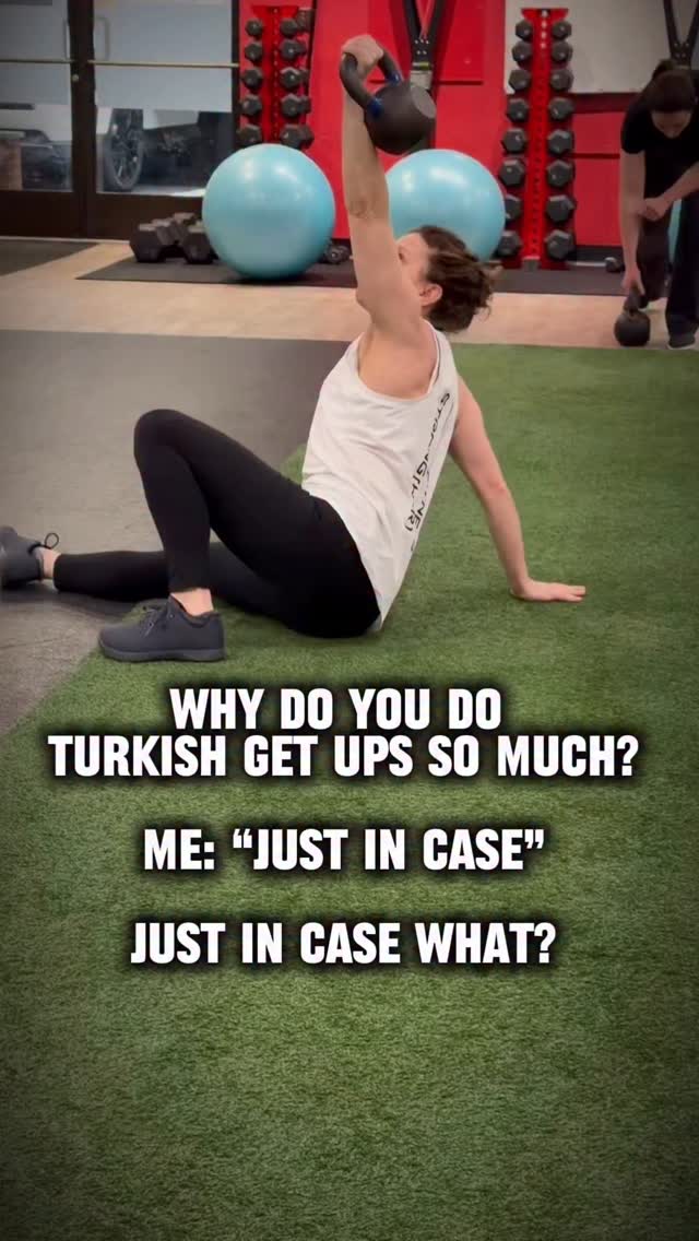 Turkish get-ups are one of those ālooks simple, humbles everyoneā exercisesāand your shoulders love them for a few big reasons:
š§ 1. Stability > Strength
Most shoulder exercises train movement (press, pull).
The Turkish get-up trains your shoulder to stay locked in place while your body moves around it.
š That builds true stabilityāthe kind that protects your shoulder in real life (and prevents those annoying tweaks).
āø»
š 2. Full-Body Connection
Your shoulder isnāt working aloneāitās synced with:
* Core
* Hips
* Lats
* Grip
That means your shoulder learns to function as part of a chain, not just an isolated joint.
This is huge for people 40+ who want durability, not just beach muscles.
āø»
š”ļø 3. Rotator Cuff Gets Bulletproofed
The kettlebell is constantly trying to pull your arm out of position.
Your rotator cuff has to fire nonstop to keep everything centered.
š Translation: stronger, more resilient shoulders with less injury risk.
āø»
āļø 4. Teaches Perfect Positioning
You literally canāt cheat a get-up.
If your:
* Wrist bends ā
* Shoulder drifts ā
* Core collapses ā
ā¦it exposes you immediately.
So over time, you groove:
* Stacked joints (wrist ā elbow ā shoulder)
* Proper alignment
* Clean movement patterns
āø»
š„ 5. Controlled Mobility Under Load
Youāre moving through multiple positions:
* Lying ā elbow ā hand ā kneeling ā standing
All while holding weight overhead.
š Thatās mobility + stability at the same time (gold standard for healthy shoulders).
āø»
š„ Bottom line:
Turkish get-ups donāt just make your shoulders strongerā¦
They make them smarter, more stable, and way harder to break.
