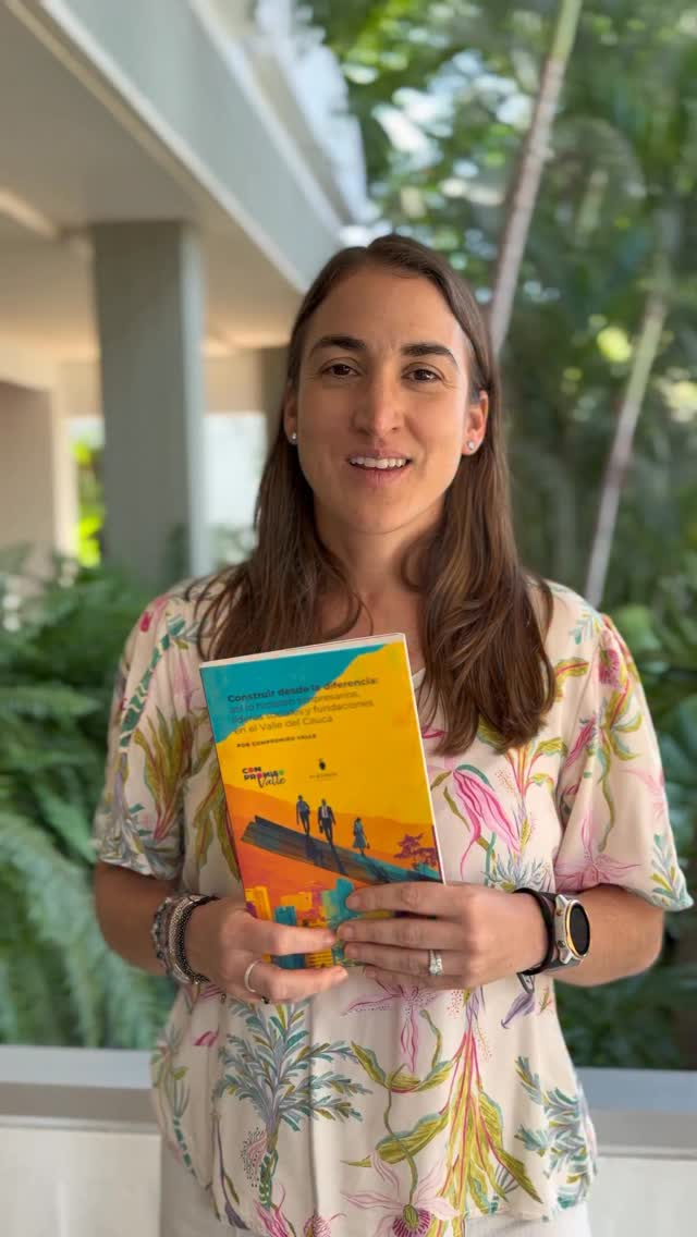 📚 Hoy, en el Día del Libro, celebramos las historias que nos unen.
“Construir desde la diferencia” recoge cómo, en el Valle del Cauca, empresarios, líderes sociales y fundaciones decidieron escucharse y trabajar juntos, demostrando que el diálogo sí construye.
Un libro que mantiene vivas estas voces y aprendizajes.
Este proyecto, liderado por Compromiso Valle, contó con el acompañamiento editorial de @elsilencio.ediciones.
Te invitamos a ser parte de esta conversación:
📍 Acompáñanos el próximo 3 de mayo en la Feria del Libro de Bogotá participaremos en un conversatorio junto a algunas de las voces que hacen parte de esta publicación.
Para más información sobre la programación, visita @filbogota
#TodosSomosCompromisoValle
#DíaDelLibro
#FILBo2026