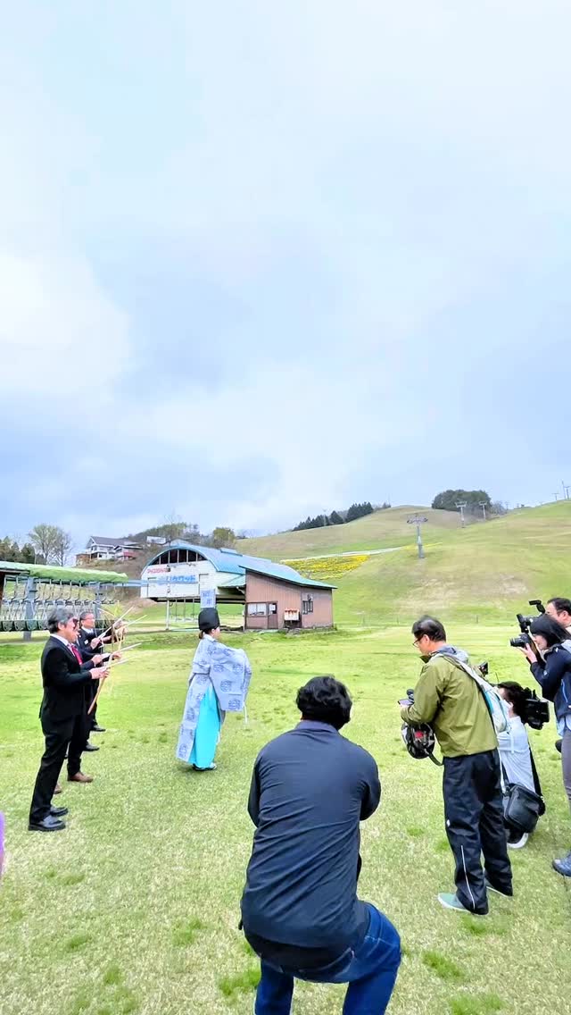 .
本日(4月15日)
神鍋高原春山開きが執り行われました。
雪が溶け、桜も散り、山々の木々が芽吹き、
いよいよグリーンシーズンが始まります。
冬のスキーやスノーボードなども魅力的ですが、
グリーンシーズンもさまざまなアクティビティや
スポーツ大会・合宿・イベントなどで賑わう神鍋高原。
今年は8月に控える道の駅 神鍋高原のリニューアルや
脱炭素先行地域がらみの取り組み、
日本冒険フォーラムや登山の高校総体なども開