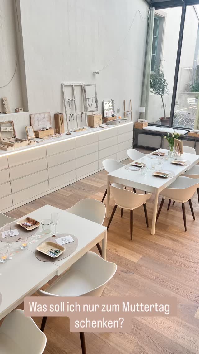 Wie wäre es mit gemeinsamer Zeit statt irgendetwas von der Stange?
In meinem Vivescam Atelier warten kreative Schmuck-Workshops mit vielen Daten bis Ende Jahr – eine besondere Auszeit, bei der ihr gemeinsam Erinnerungen schafft und eigenen Edelsteinschmuck gestaltet.
Perfekt als Muttertagsgeschenk für Mamas, die Erlebnisse lieben.
Gutscheine sind auch online erhältlich.
PS: Der Muttertag ist übrigens am 10.5. 😘
