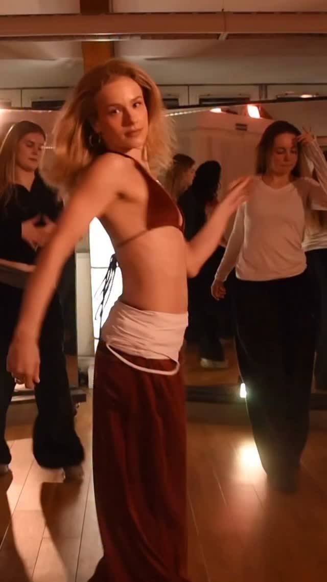 Whatever U Like - @nicolescherzinger
Thank you guys for always coming out to my classes ✨ love sharing this energy always!
Choreography: @thisisgoaldigger
Dancers: @pashkulka @gaaaisina
Studio: @empire.dance.vienna
Camera: @chris.alvar